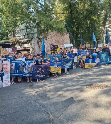 Рідні миколаївських морпіхів були готові штурмувати Червоний Хрест