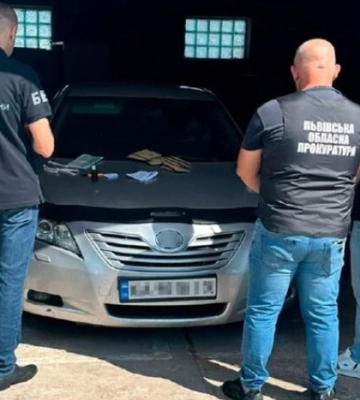 На Львівщині у автомобілі виявили підроблені 54 тис. доларів
