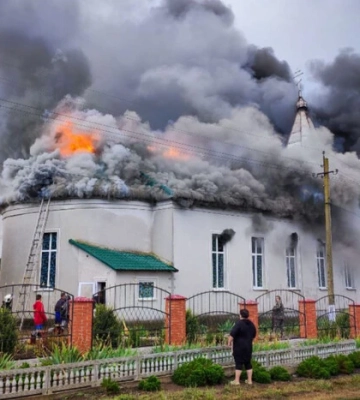 На Одещині від удару блискавки спалахнула церква (фото, відео)