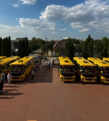 На Київщині 10 громад отримали нові шкільні автобуси