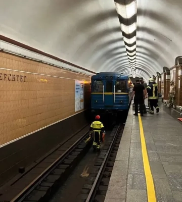 В Киеве пассажир попал на пути метро «Университет» на пути метро «Университет»