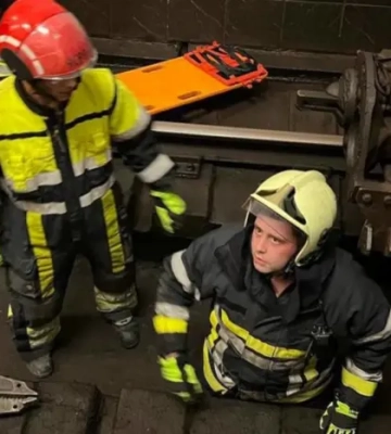 У Києві пасажир потрапив під потяг метро. Дві станції зачинено