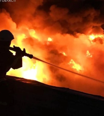 У Сумах пожежа після авіаудару ворога: влада звернулася до містян із проханням