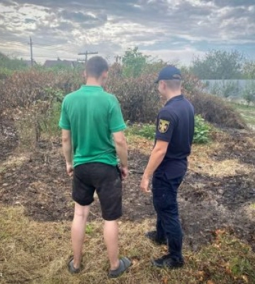 Прохання  не діють: рятувальники натрапили на місцевого жителя, який спалював сухостій