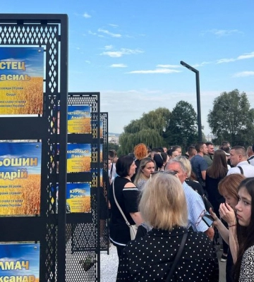 У Чернівцях біля флагштока облаштували Алею Слави на честь загиблих військових