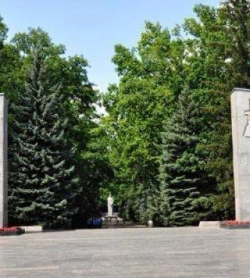 В Харькове 31 августа запретили парковаться у Мемориала Славы
