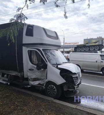 У центрі Миколаєва потрапила в аварію вантажівка, що перевозила в Одесу заморожених собак