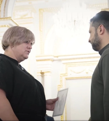 Президент вручив сертифікат на квартиру матері Героя України з Волині