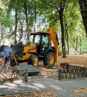 З центру Полтави прибрали комуністичний меморіал