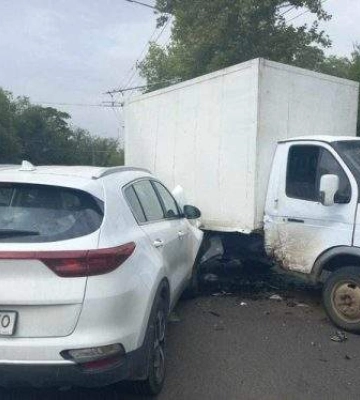 Вантажівка виїхавши на зустрічну смугу протаранила легковик