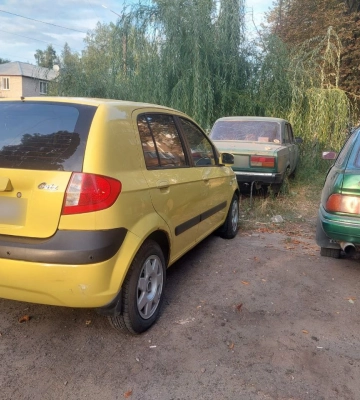 У Сумах водій Ford Sierra напідпитку врізався у припарковане авто