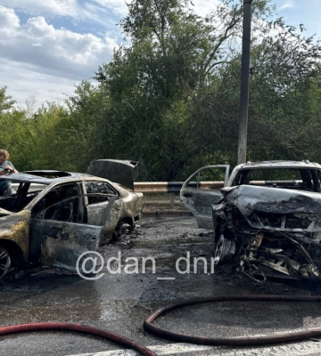 ДТП у Донецьку: дві машини згоріли, є постраждалі