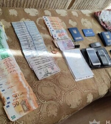 Заробили на схемі виїзду ухилянтів майже 3 млн грн: на Буковині поліція викрила злочинну групу