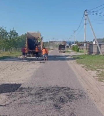 Ремонт за майже пів мільйона гривень: як у селищі на Рівненщині латають дороги