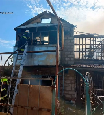 Пожежу гасили понад три години: у Дніпрі вщент вигорів двоповерховий будинок
