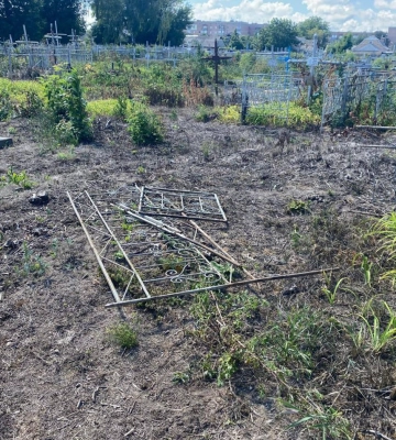 Жашківчанину, який намагався викрасти огорожу з цвинтаря, загрожує сім років за ґратами