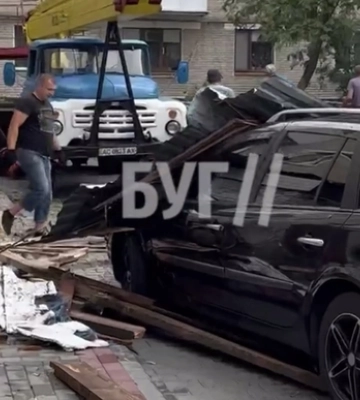 У Володимирі розбирають завали після негоди (відео)