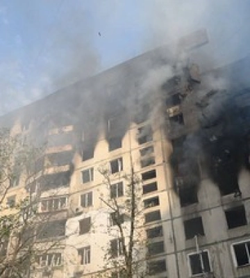 Появилось видео момента попадания авиабомбы рядом с детской площадкой в Харькове