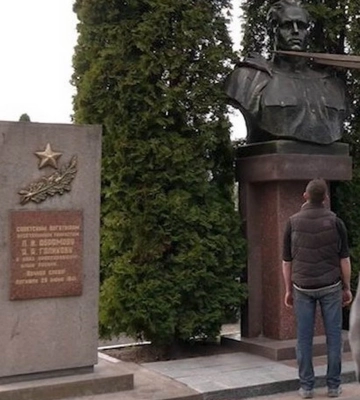 Бюст Кузнецова у Рівному піде з молотка. Скільки дадуть?