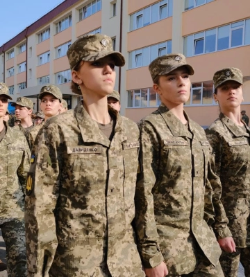 У львівському Ліцеї імені Героїв Крут вперше в історії розпочали навчання дівчата