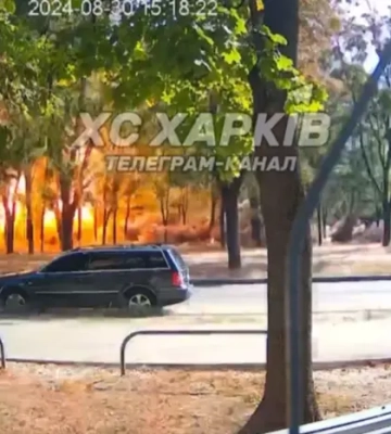 Появилось видео момента попадания авиабомбы рядом с детской площадкой в Харькове