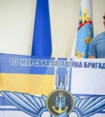 Олександр Сєнкевич вручив бійцям 10-ї морської авіаційної бригади відзнаки «За оборону Миколаєва»