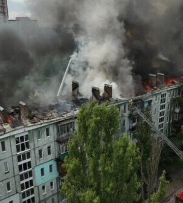 У Києві спалахнула пожежа на даху багатоповерхівки, валить дим: на місці працюють рятувальники. Відео