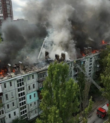 У Києві спалахнула пожежа на даху багатоповерхівки, валить дим: на місці працюють рятувальники. Відео