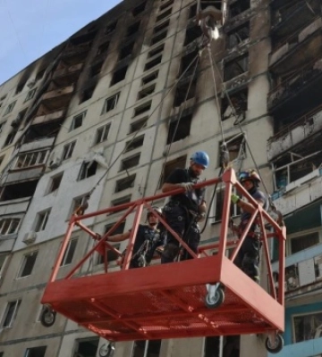 У Харкові рятувальники-верхолази розбирають завали багатоповерхівки