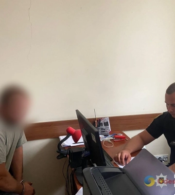 На Черкащині поліцейські встигли затримати чоловіка, який ледь не підірвав гранату у під’їзді. ФОТО