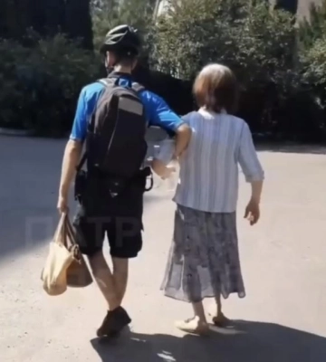 Не могла сама пересуватися: у Рівному жінці на вулиці стало зле