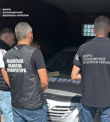 На Львівщині в автівці виявили 54 тис. фальшивих доларів США