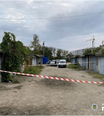 На Черкащині поліцейські встигли затримати чоловіка, який ледь не підірвав гранату у під’їзді. ФОТО