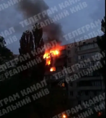 У столиці палає кілька поверхів у житловому будинку (відео)