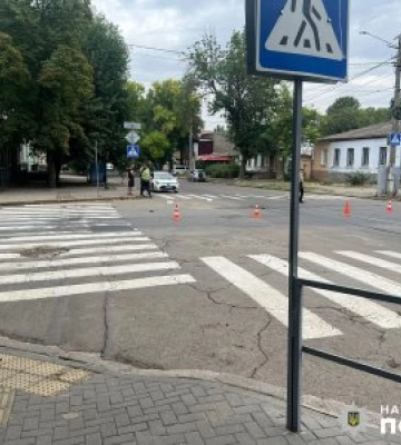 У Миколаєві слідчі поліції встановлюють обставини дорожньо-транспортної пригоди, у якій постраждала жінка-пішохід