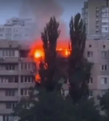 У Києві спалахнула пожежа — горить кілька поверхів у будинку на Лівобережній, відео