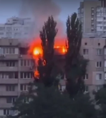 У Києві спалахнула пожежа — горить кілька поверхів у будинку на Лівобережній, відео