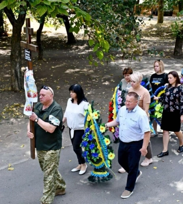 Повернувся на щиті: у Нікополі провели в останню путь полеглого Героя
