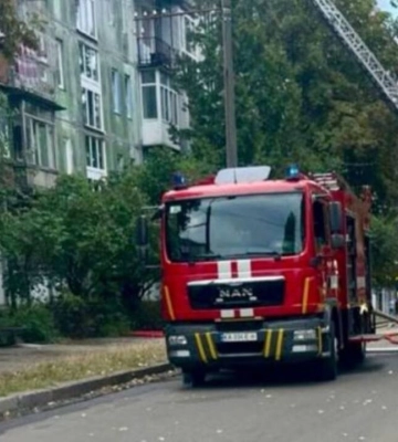 У Києві спалахнула масштабна пожежа в багатоповерхівці