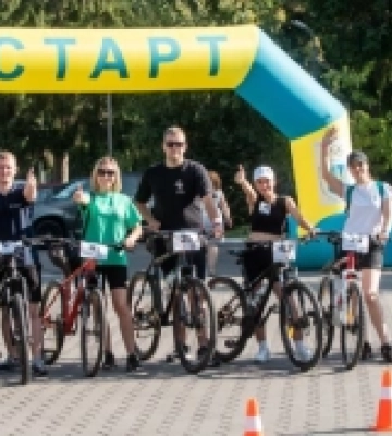 У Рівненській обласній лікарні під час благодійного велопробігу зібрали понад 200 тисяч на ЗСУ
