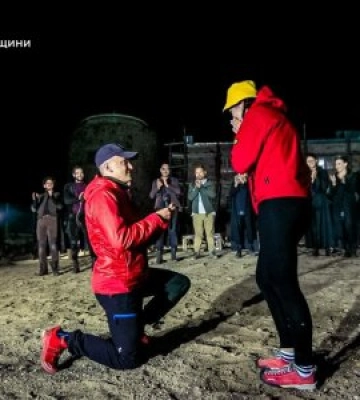 На вершині кохання: гірський рятувальник освідчився на вершині гори, де несе службу