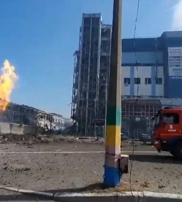 Росіяни завдали 10 ударів по Харкову: горять будинки та супермаркет
