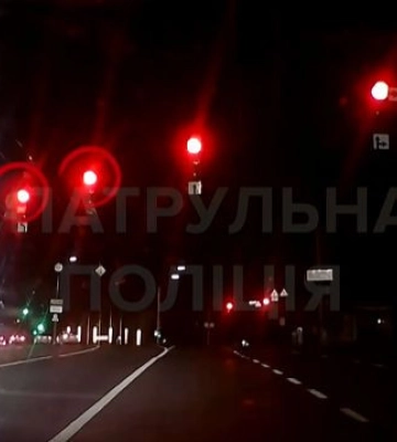 В Киеве наказали водителя, который пролетел на красный сигнал светофора