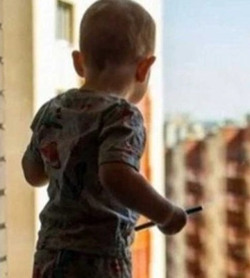 У Одесі 3-річний хлопчик випав з вікна багатоповерхівки