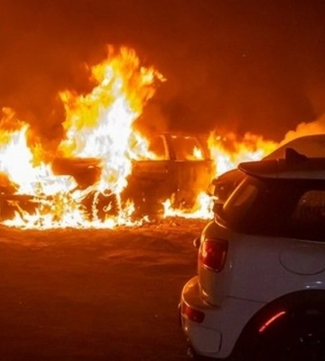 У Києві повідомлено про підозру молодику, який підпалив два автомобілі поліції