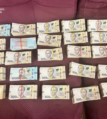 Викрито масштабну схему поборів з підприємців-імпортерів квітів високопосадовцем Держпродспоживслужби