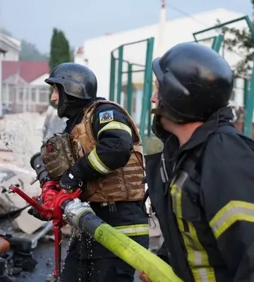 Росіяни атакували Київ балістикою та крилатими ракетами: фото наслідків обстрілу