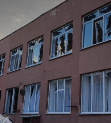 Армія РФ уночі обстріляла селище на Херсонщині: пошкоджені будинки, заклад культури і ЛЕП