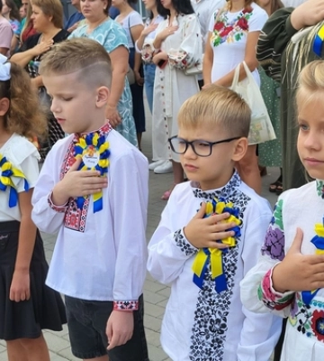 1 вересня у луцькому ліцеї №10: лінійка для першачків та випускників 