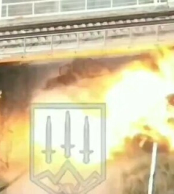 Прямое попадание танкового снаряда в российский БТР-82А со штурмовиками вблизи Михайловки на Донетчине. ВИДЕО